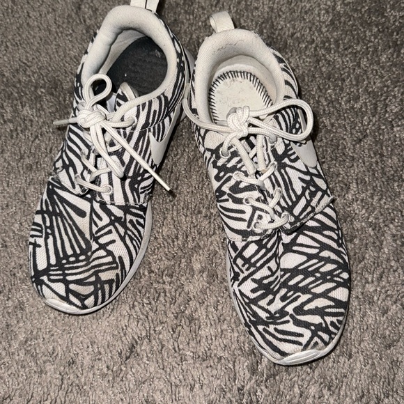 Women’s. Athletic shoes - Picture 1 of 4